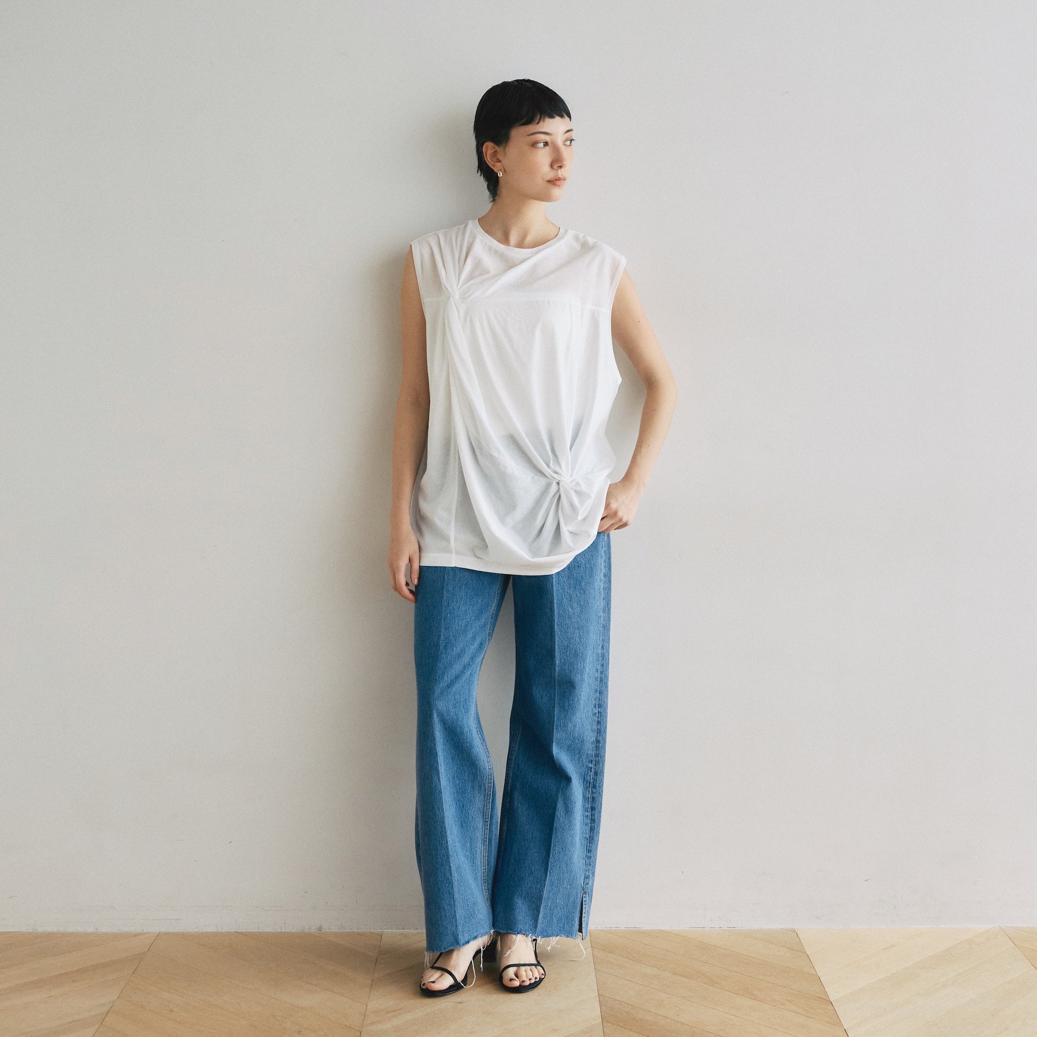 Double twistシアーノースリーブトップス