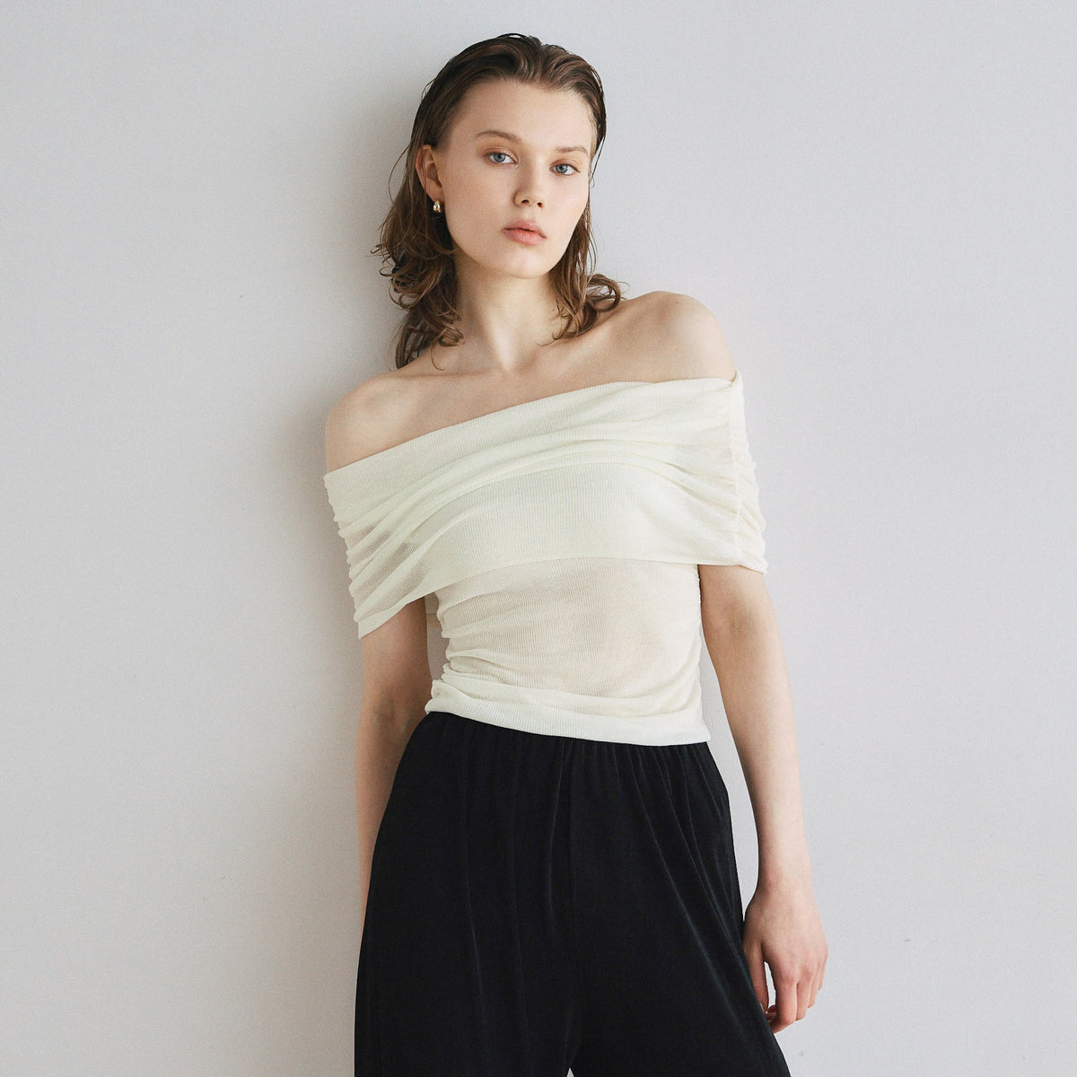 FineYarn RIB Knit Off-the-Shoulder Top
