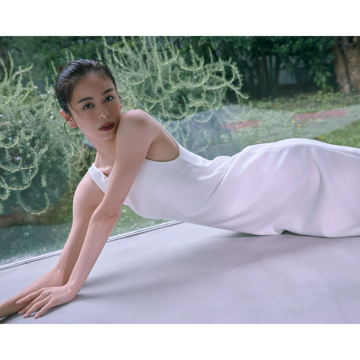 Pad-in back-open boat neck dress