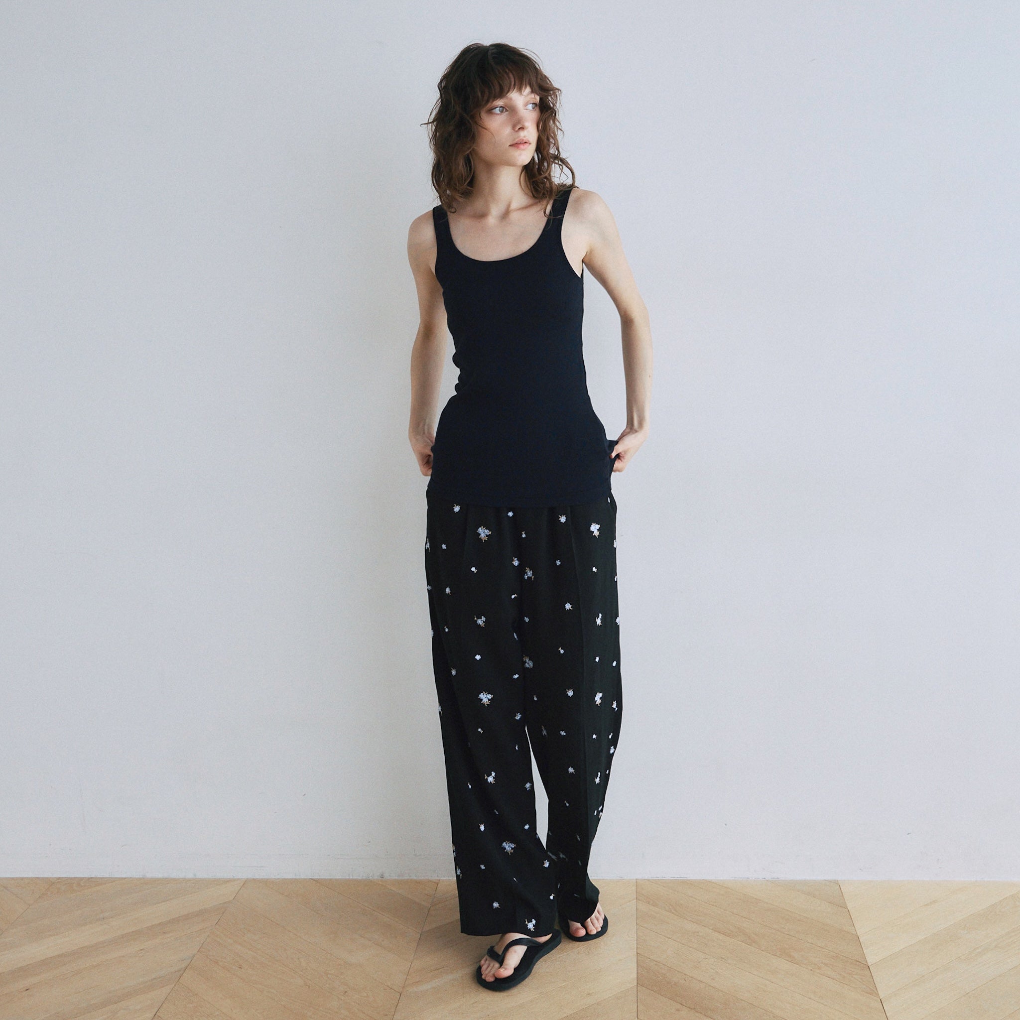 FLOWER EMBROIDERY PANTS⚠️4月限定値下げ Flower Embroidery Relaxパンツ