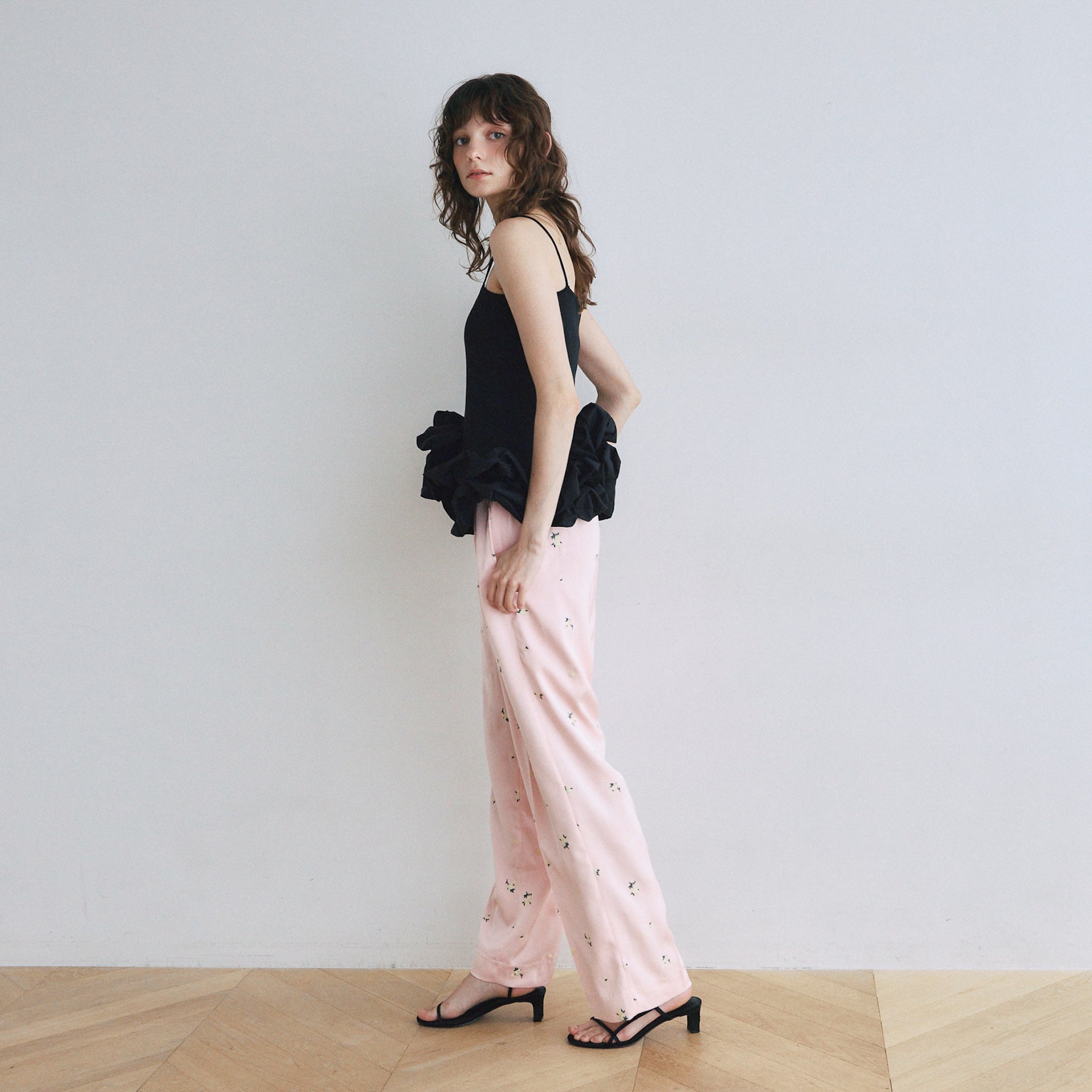 Flower Embroidery Relaxパンツ