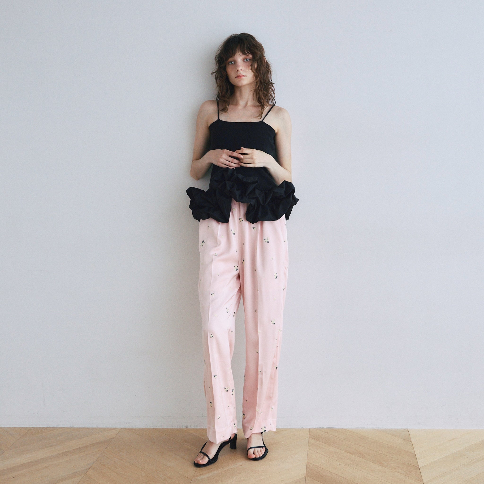 Flower Embroidery Relaxパンツ