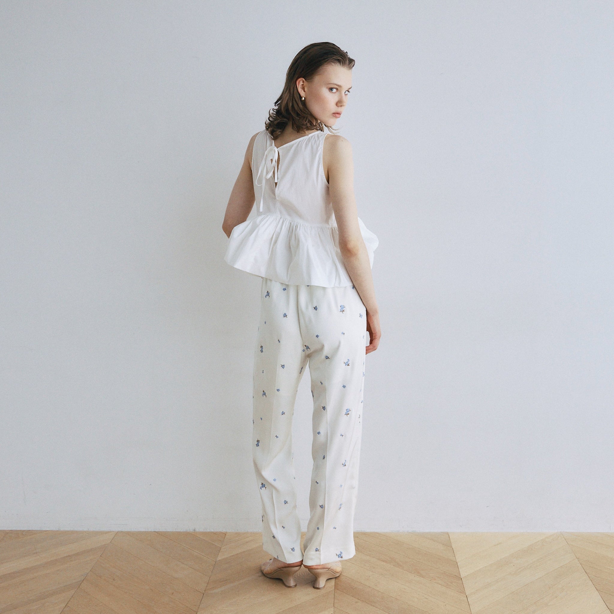 Flower Embroidery Relaxパンツ