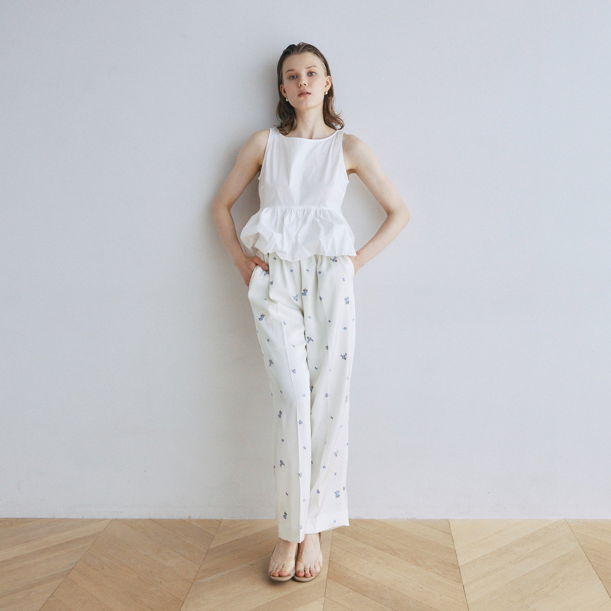 Flower Embroidery Relaxパンツ