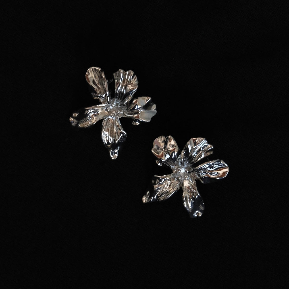Flower motif earrings