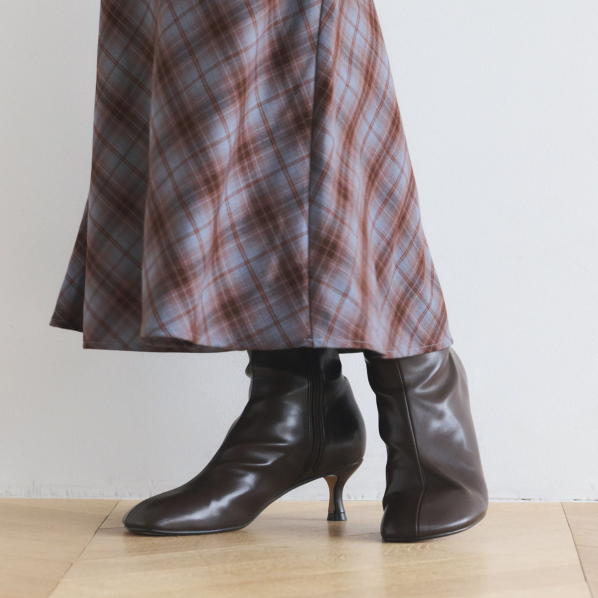 Round toe mid heel boots