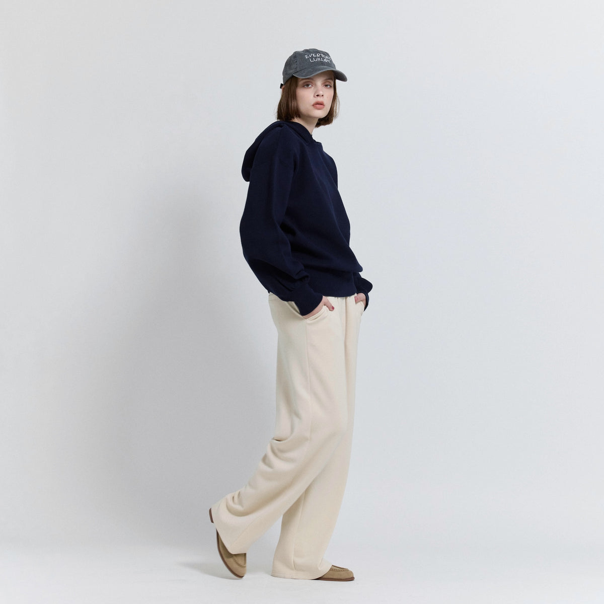 パウダーポンチストレートパンツ
