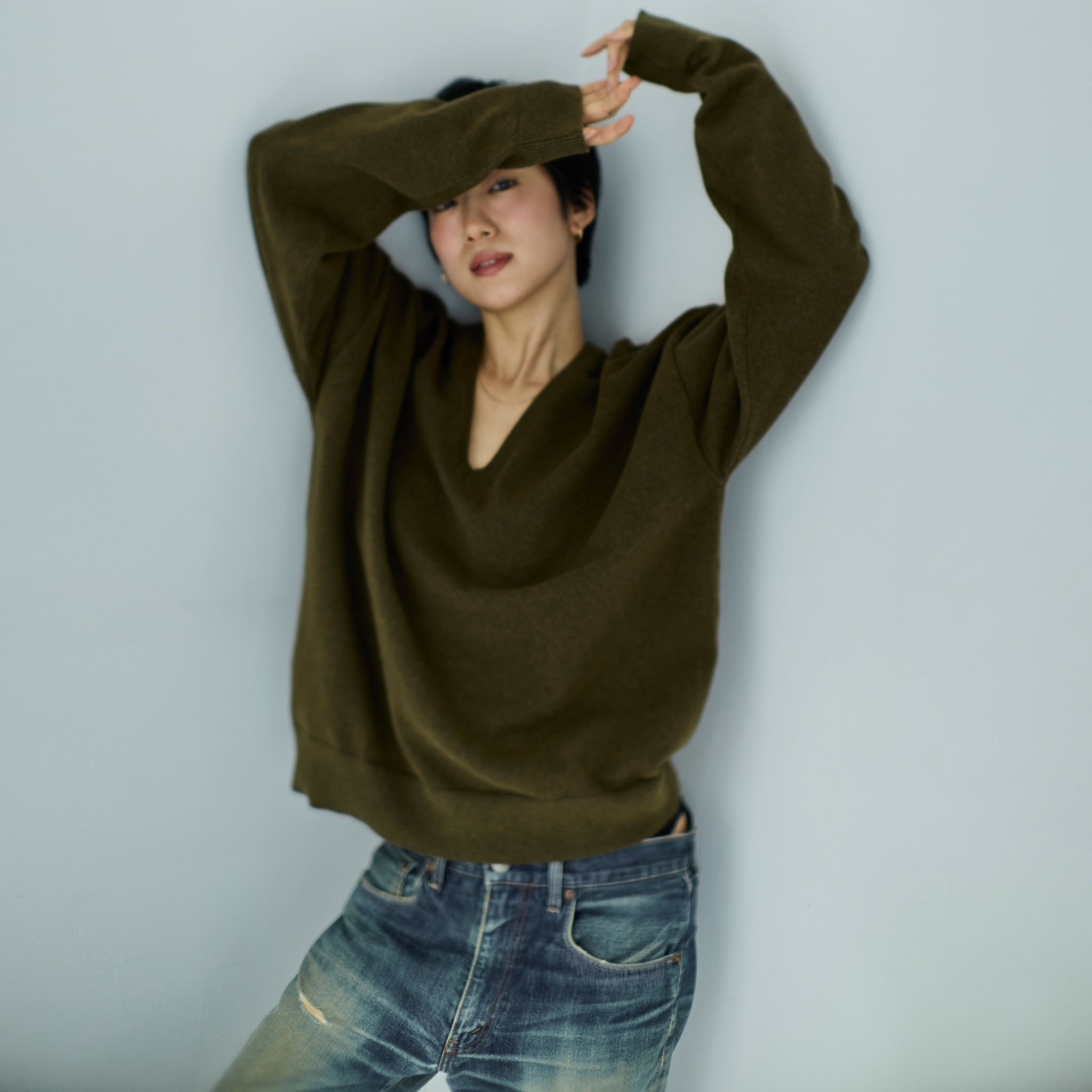 collab Light Sweatlike V-neck Knit