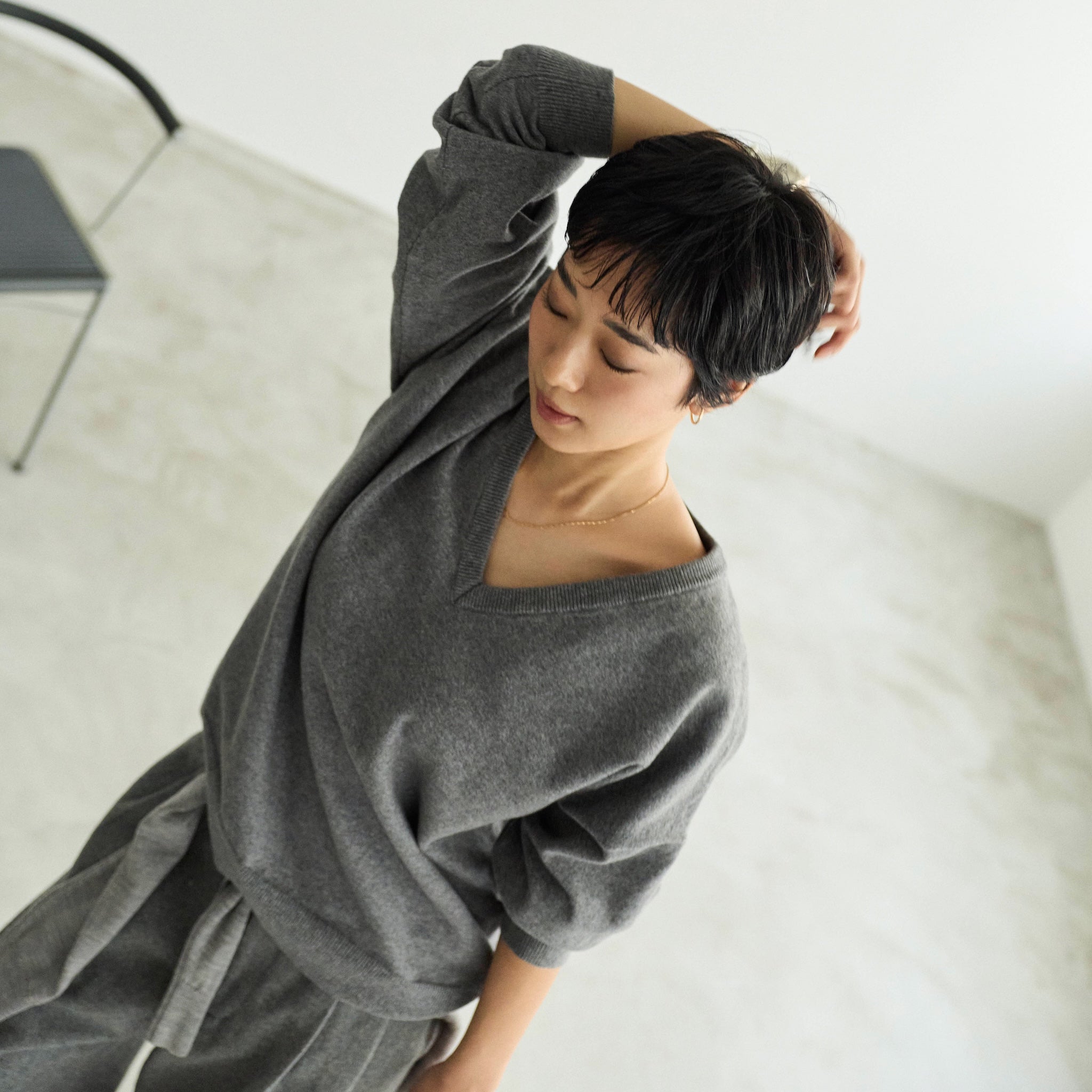 collab Light Sweatlike V-neck Knit