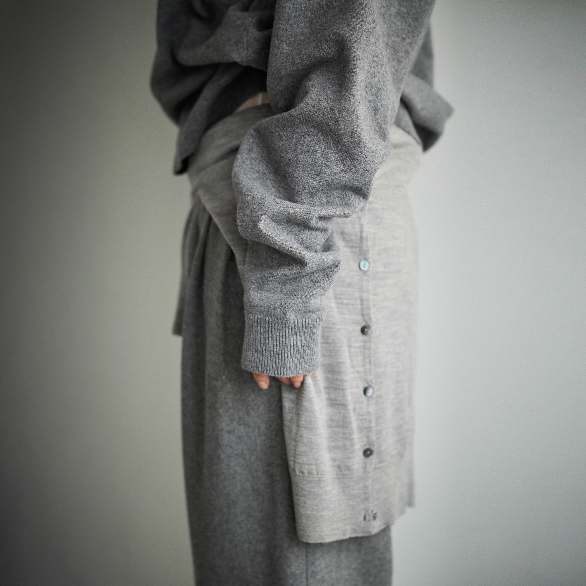 collab Light Sweatlike V-neck Knit