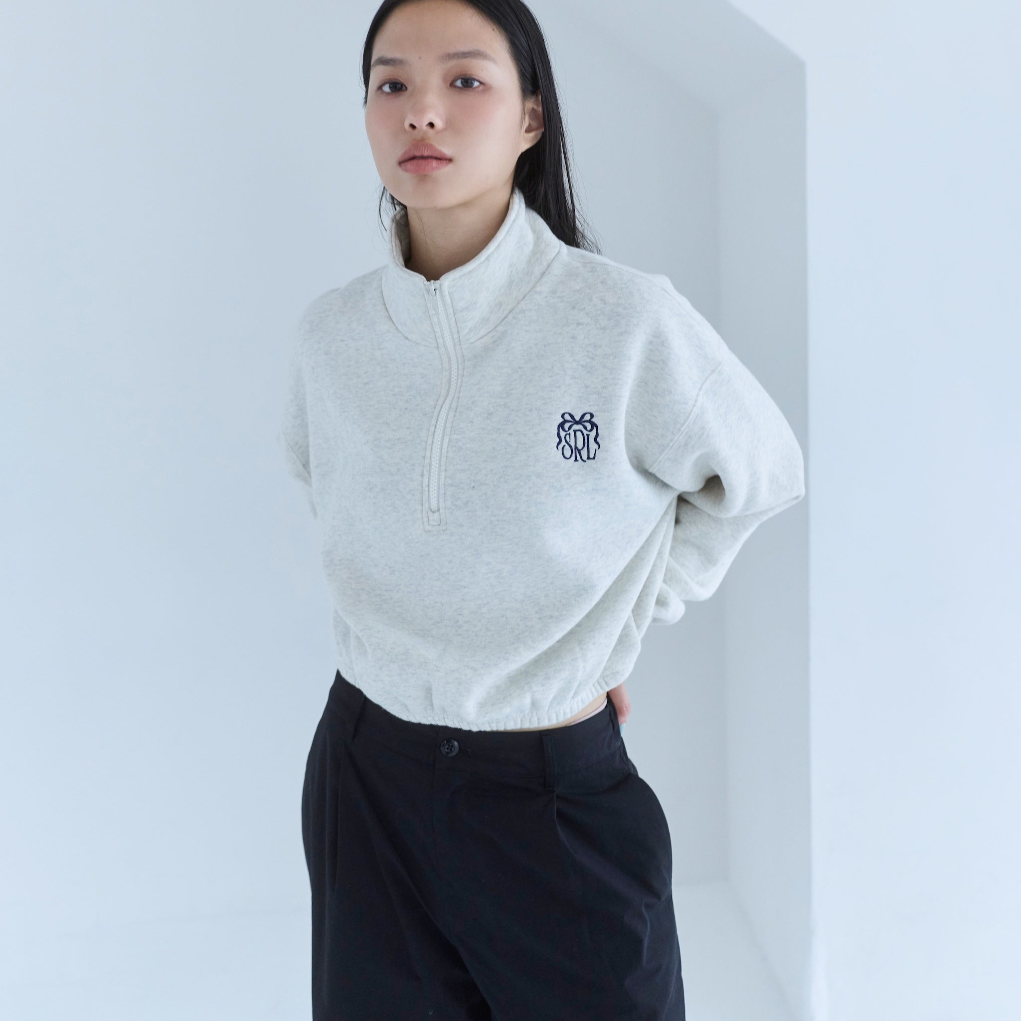 Ribbon Logo Volume Sweat Zipトップス