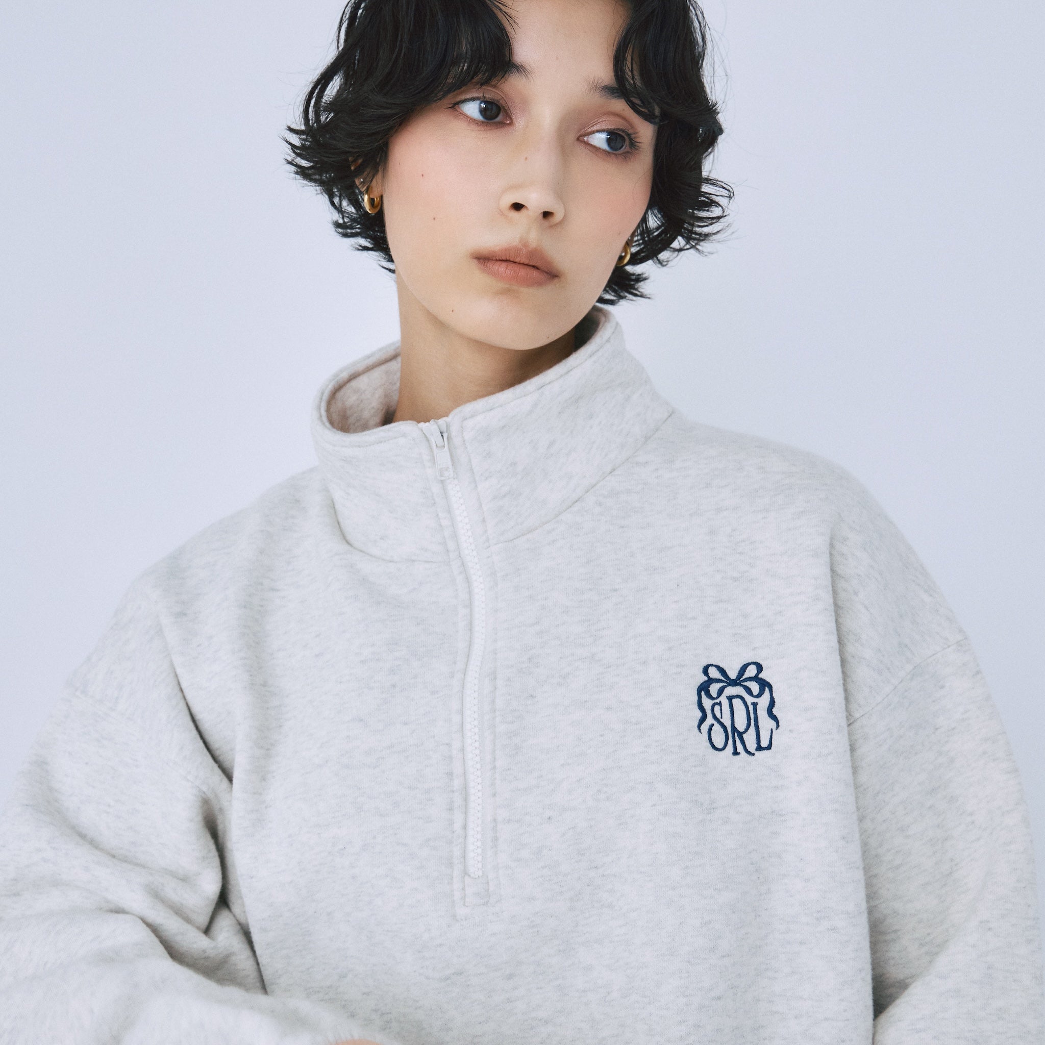Ribbon Logo Volume Sweat Zipトップス