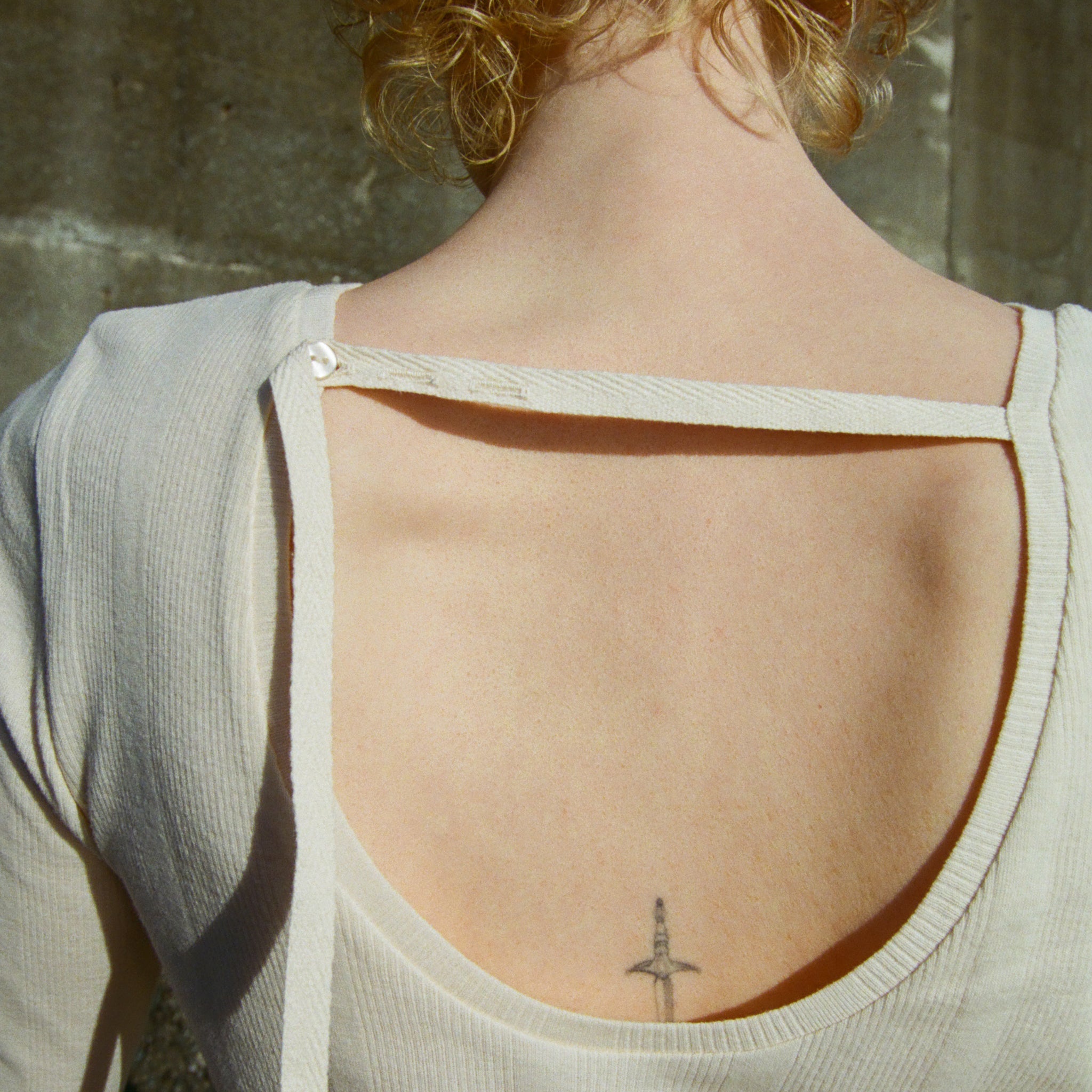 Soft sheerランダムRIB BackOpenトップス