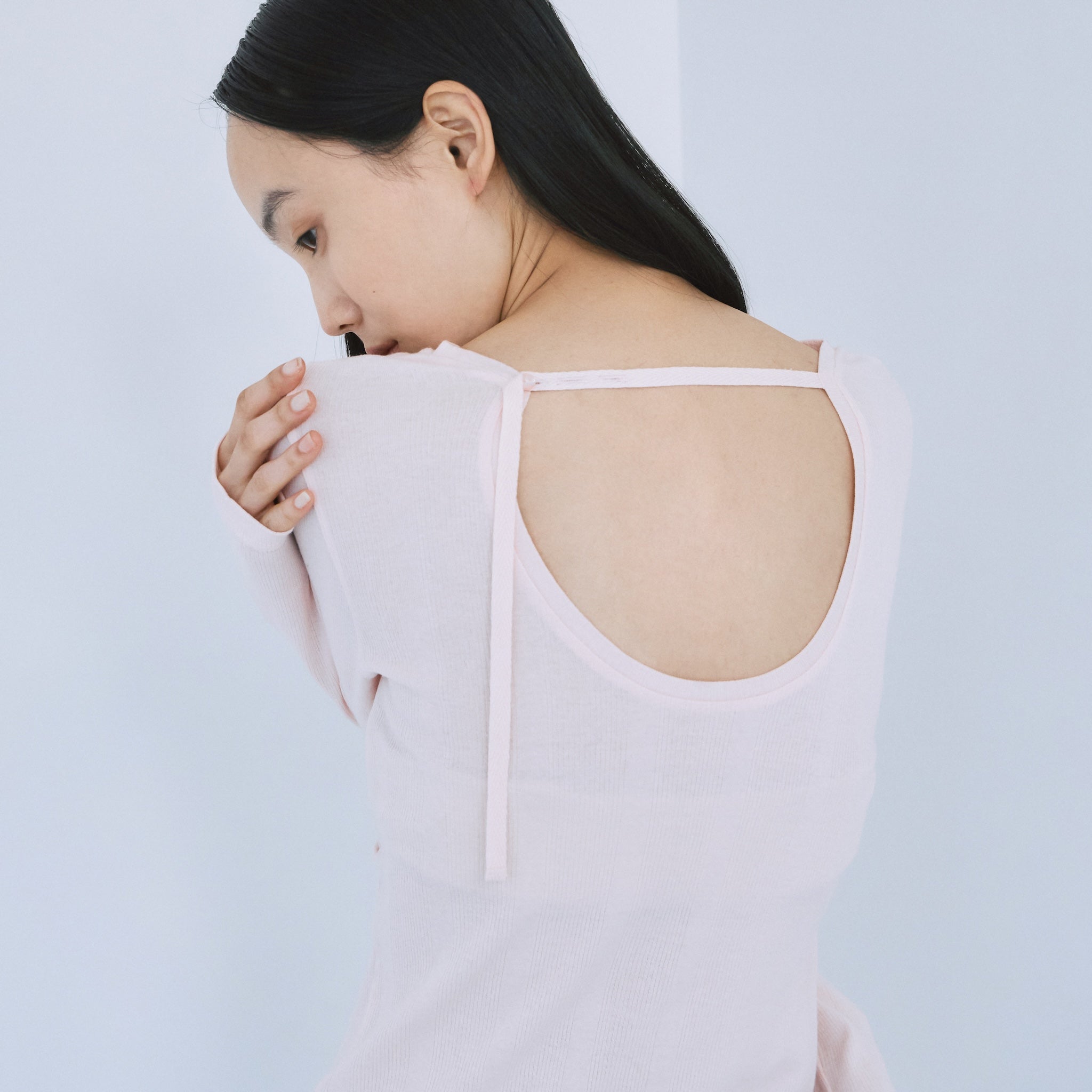 Soft sheerランダムRIB BackOpenトップス