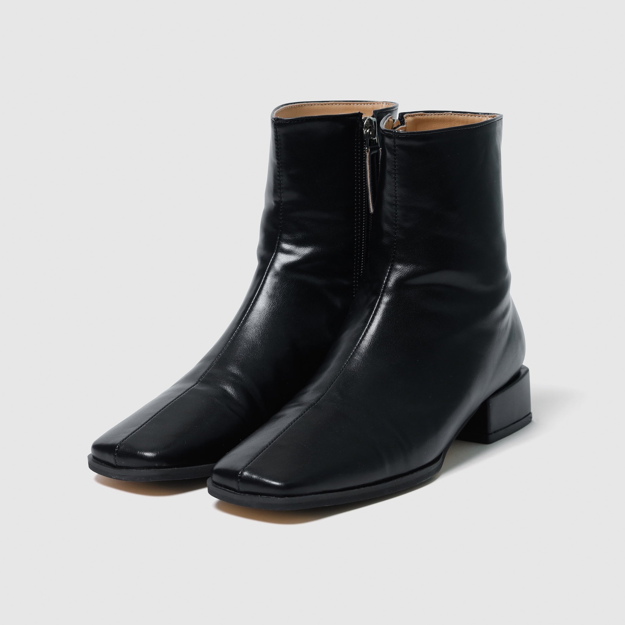 スクエアトゥローヒールショートブーツ