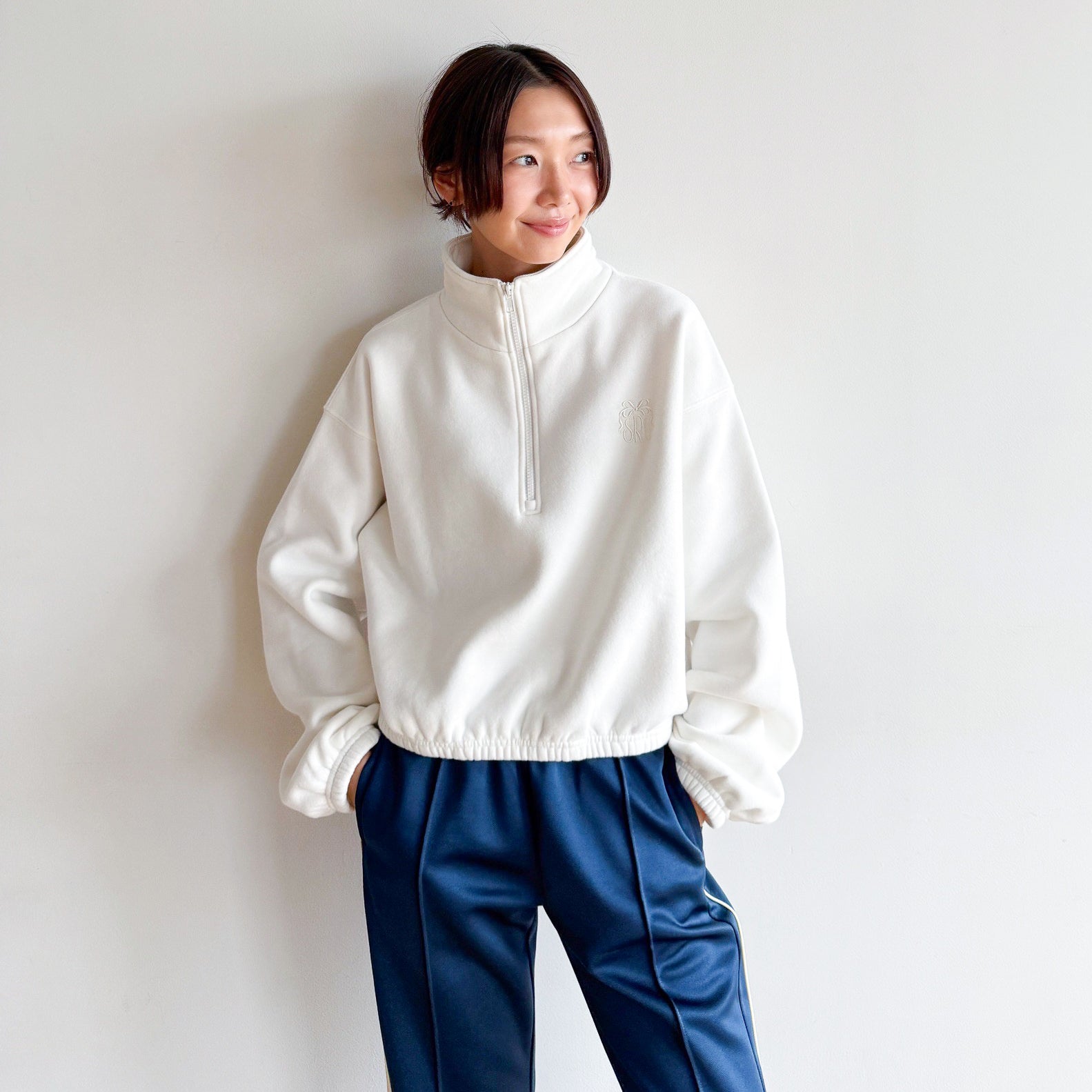 Ribbon Logo Volume Sweat Zipトップス